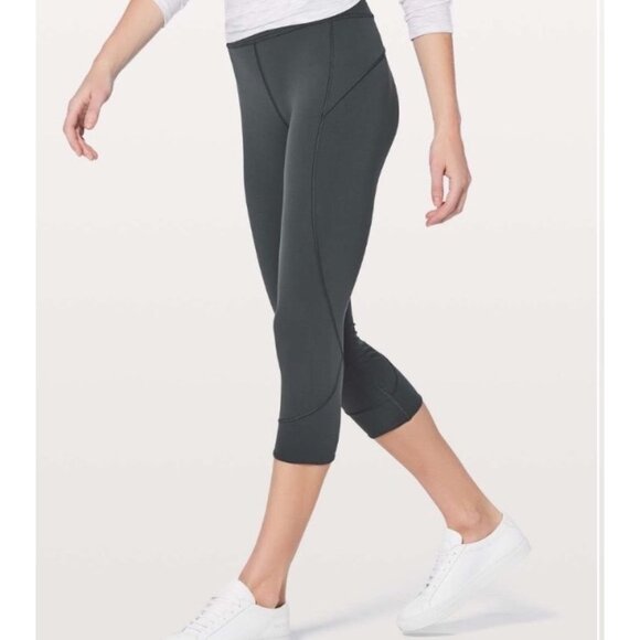 𝓛𝓾𝓵𝓾𝓵𝓮𝓶𝓸𝓷 In Movement Crop *Everlux 19" - Picture 1 of 8